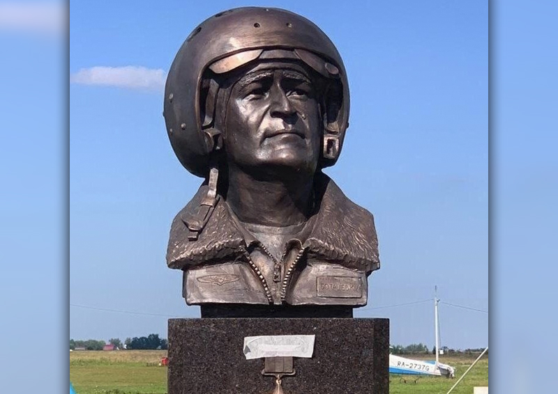 В Гатчинском аэроклубе появился памятник погибшему на Донбассе Канамату Боташеву