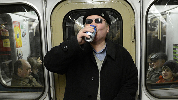 Пассажирам разъяснили правила употребления напитков и еды в метро