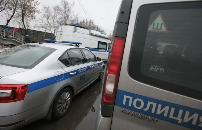 Задержанных в центре Москвы участников акции против вакцинации повезли в ОВД «Тверской»