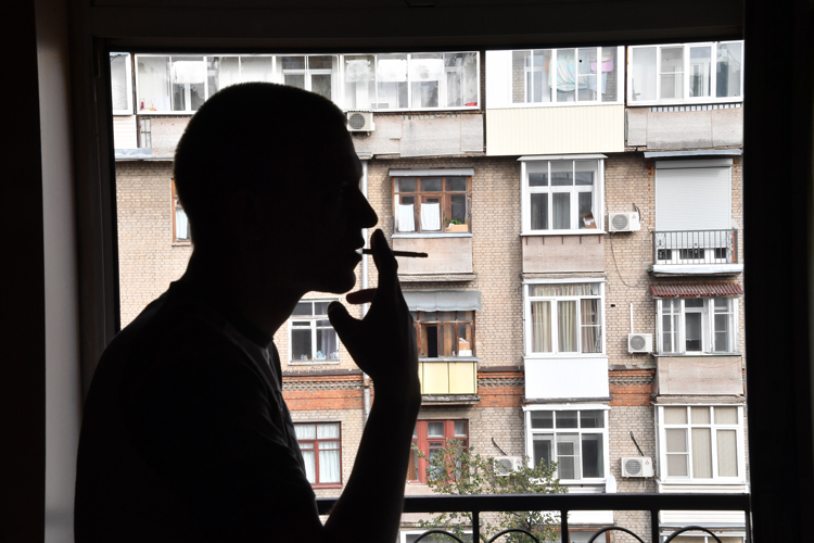 Госдуму просят запретить россиянам курить на балконах