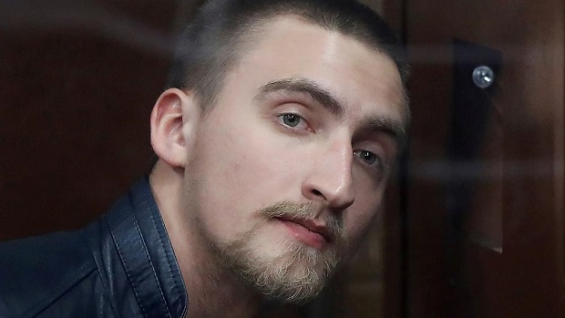Актера Павла Устинова приговорили к 3,5 годам лишения свободы за сопротивление задержанию. Ответит ли судья за странный приговор?