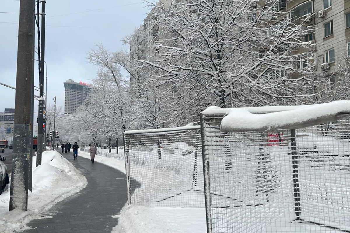 Химикаты запретят использовать для борьбы с гололедом вне автодорог