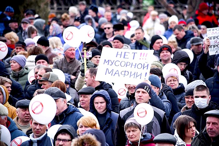 Протестующих против московского мусора в Архангельске отправили митинговать на окраину города