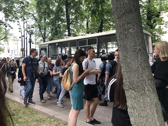 Более 400 человек задержано в Москве на несогласованном митинге в поддержку Ивана Голунова