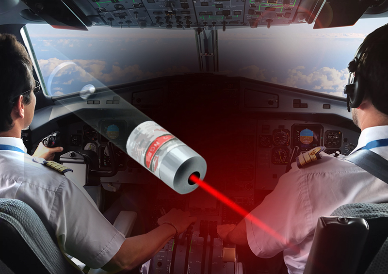 В аэропорту Домодедово пилота самолета ослепили лазером