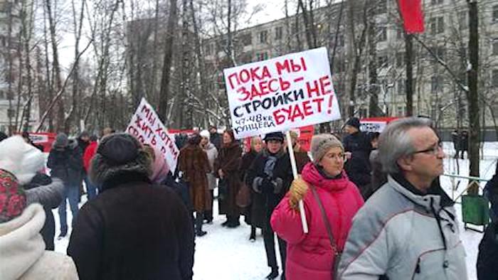 В Кунцево прошёл митинг «Протестная ёлка» против реконструкции старых кварталов района