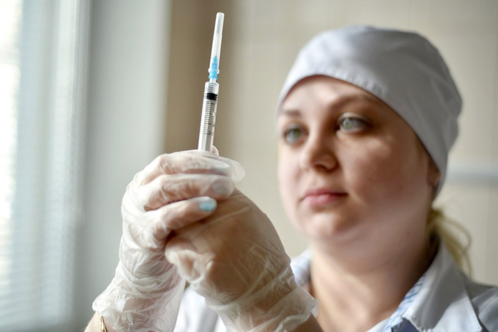 Прививки взрослых россиян временно приостановят до подготовки отечественной вакцины от коронавируса