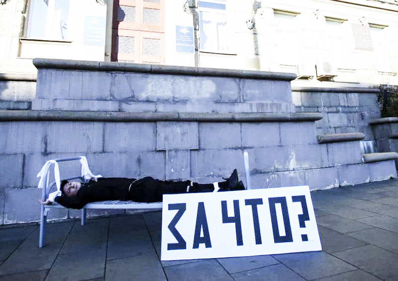Акционист привязал себя к кровати у здания ФСИН в Москве