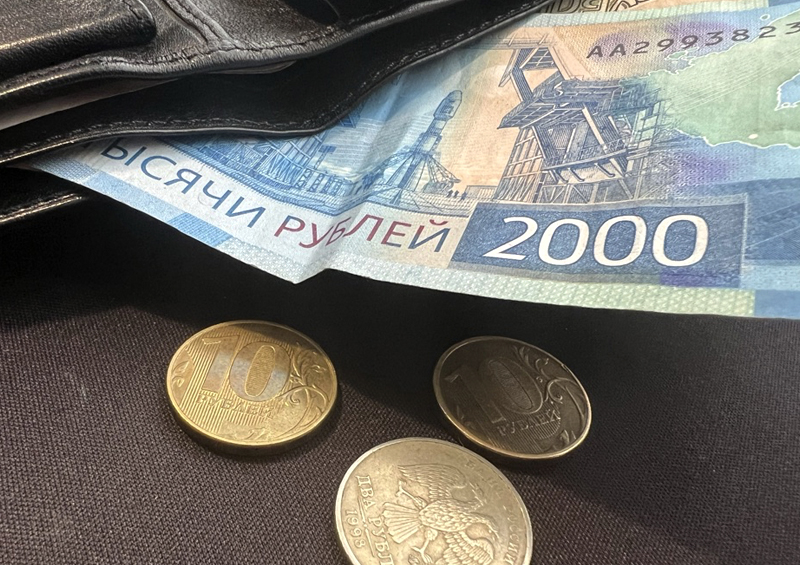 Как получить свою зарплату на чужой банковский счет: разъяснения от Минтруда