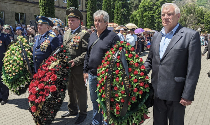 Дань уважения герою: центральную площадь Карачаевска назовут именем генерал-майора Боташева