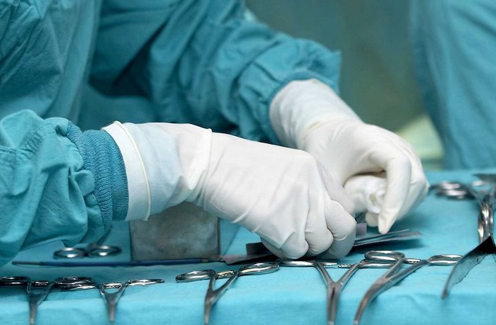 Хирург забыл трубочку в животе пациента на 10 лет