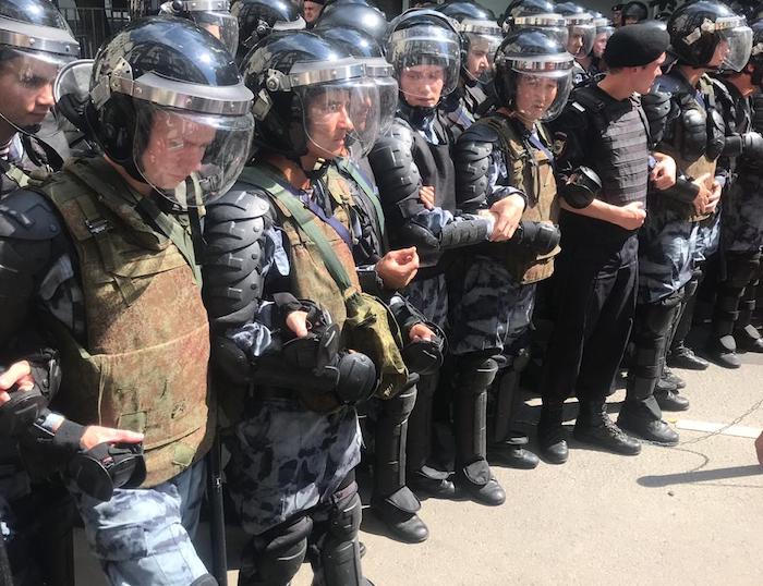 На митинге возле здания мэрии Москвы задержано около 300 человек
