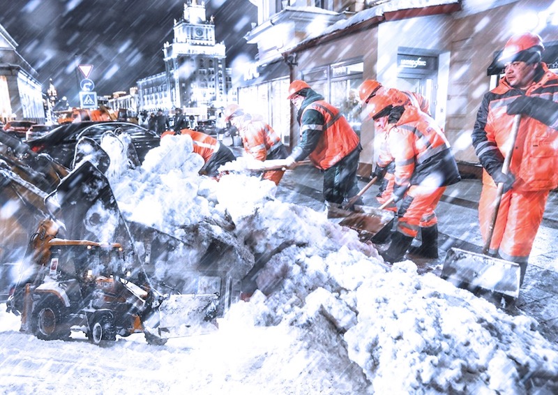 Снегопад в Москве привел дорожное хозяйство к параличу
