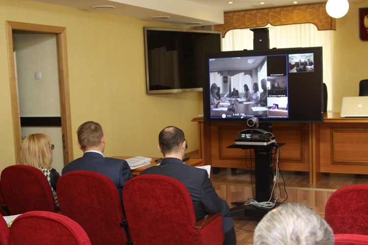 Адвокатов следует допускать к судебным процессам через видеоконференцсвязь. Позиция Верховного суда РФ