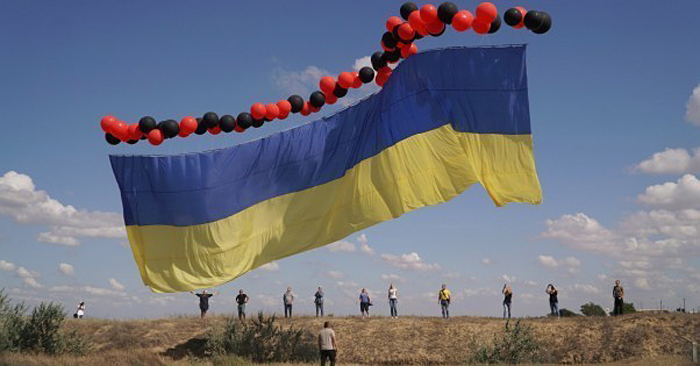 Запуск украинского флага в сторону Крыма сравнили с мультфильмом про Винни-Пуха