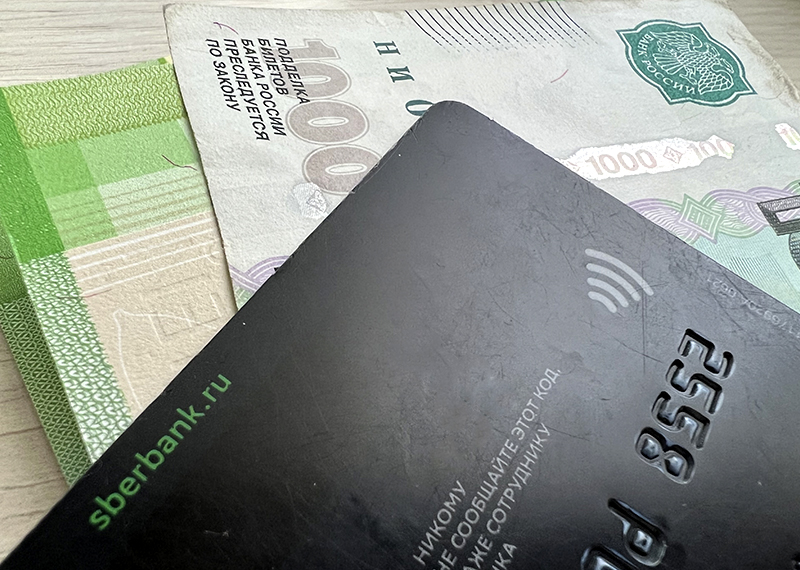 Россияне смогут оформлять на свое имя не более 10 банковских кар