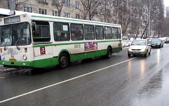 Депутаты Мосгордумы и Госдумы поддержали инициативу разрешить объезд неподвижных автобусов и автомобилей через встречную полосу