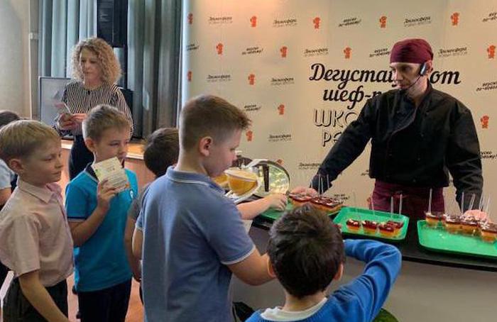 Московских школьников и их родителей научили готовить омлет и варить какао