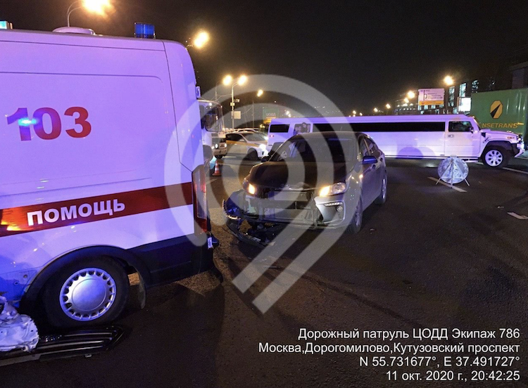 На Кутузовском проспекте автомобиль «скорой помощи» столкнулся с BMW