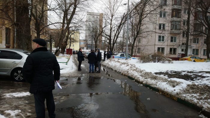 В ЮВАО Москвы женщина проигнорировала ограждения и погибла от падения снега с крыши 