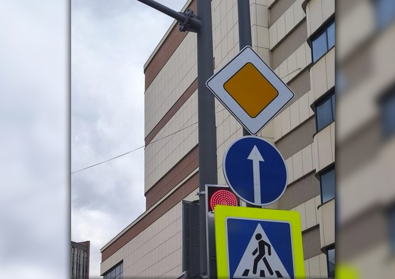 Юрист Тямчик дал советы водителям, нарушившим ПДД из-за светофора, который загораживают дорожные знаки