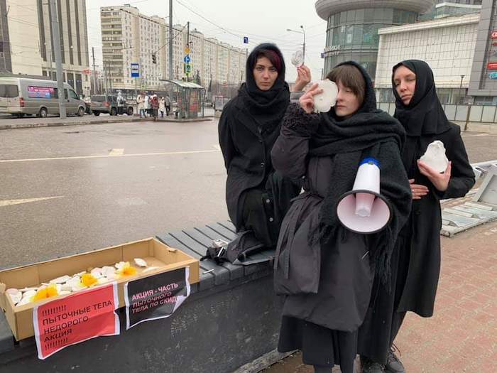 В Москве активистки раздавали прохожим слепки частей тела женщин, переживших насилие