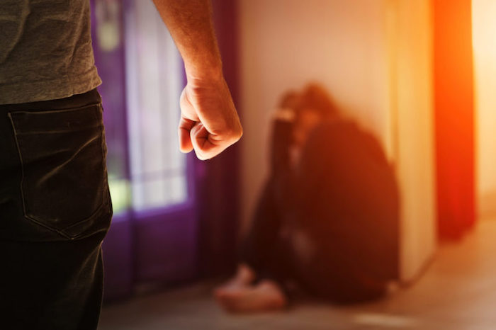 Изгнать из дома: виновным в домашнем насилии запретят приближаться к жертвам