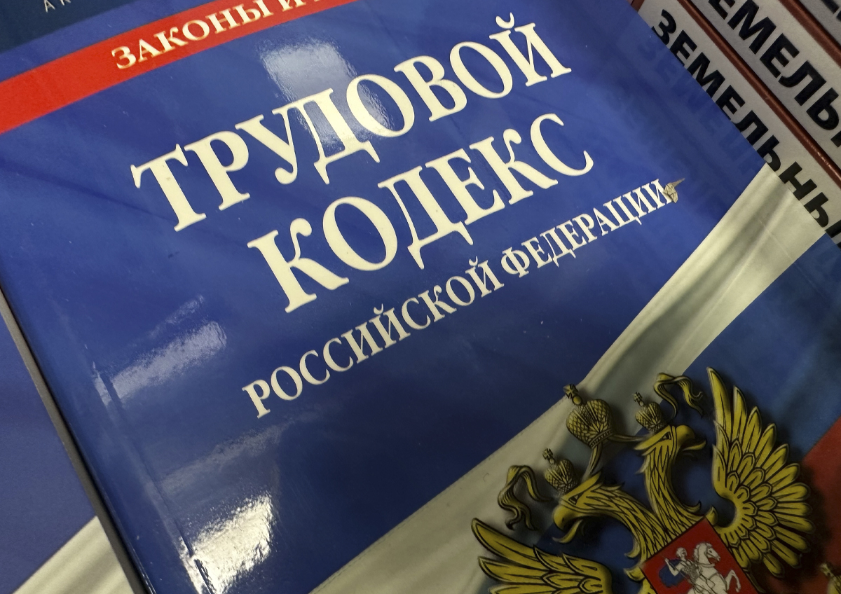 Работодателей обяжут сохранять места на все время контракта работников с ВС РФ