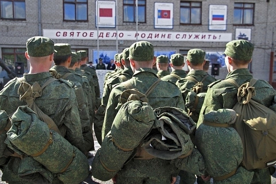 Госдума утвердила солдатам-срочникам оклад в 2 тысячи рублей
