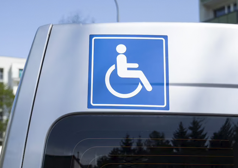 Машины со знаком «Инвалид» предложили не увозить на штрафстоянки