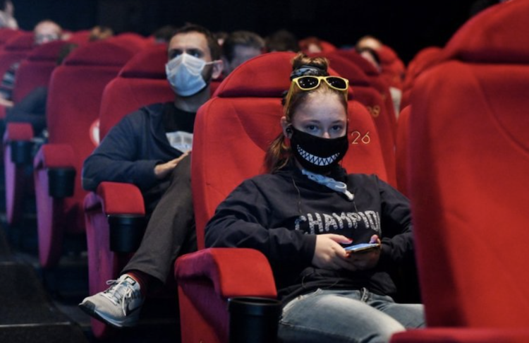 Контролеров в кинотеатрах обязали проверять наличие на зрителях масок