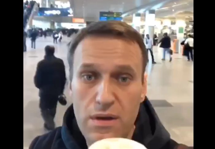 «Граница на замке. По крайней мере, для меня»: Алексей Навальный не смог вылететь на суд в Гаагу 