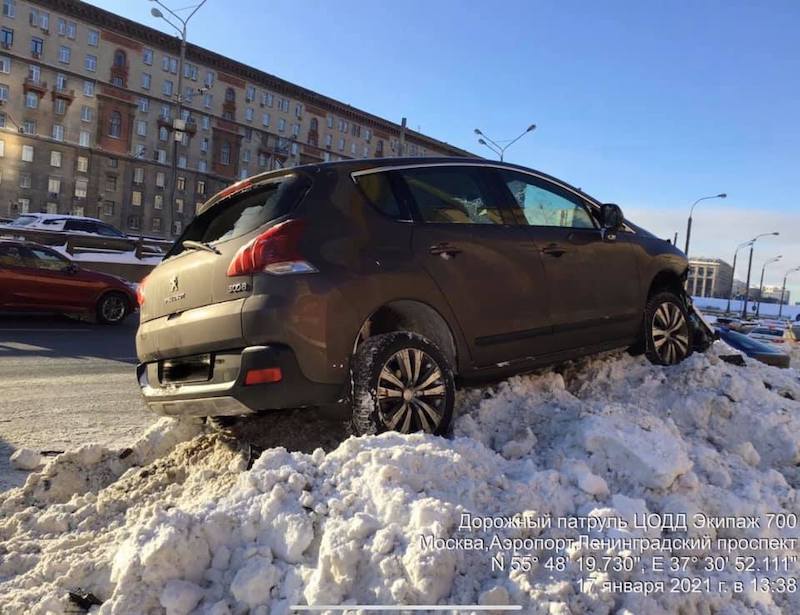 В Москве водитель «Пежо» влетел на снежный отвал, подготовленный для уборки