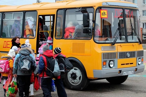 Только с пристегнутыми ремнями: правительство выпустило новые правила перевозки детей в автобусах